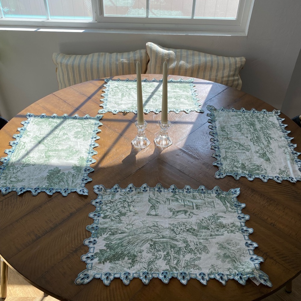 Vintage scalloped edge toile table placemat